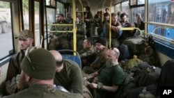 Украинские военные с завода «Азовсталь» в Мариуполе