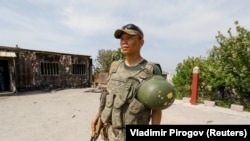 Киргизский военный в деревне Максат у сожженного пограничного поста. 4 мая 2021