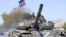 Флаг "ДНР" на танке T-72 в колонне российской техники в Донбассе
