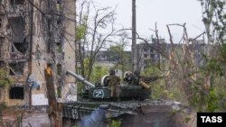 Мариуполь. Военнослужащие милиции так называемой ДНР в танке на одной из улиц города