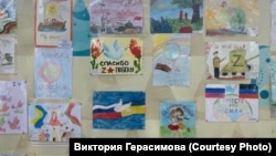 Стенд с рисунками в Доме детского творчества в селе Сакмара Оренбургской области
