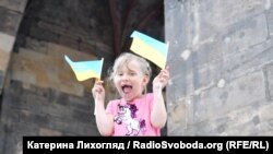 «Зупинити Путіна. Зупинити війну»: тисячі українців вийшли на марш у центрі Праги (фотогалерея)