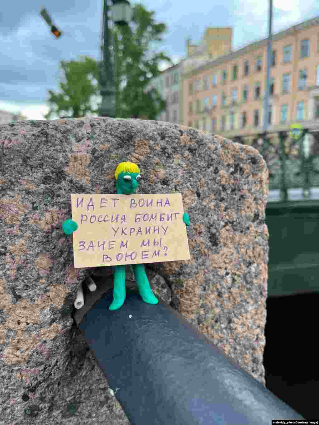 Фигура, установленная рядом с одним из каналов Санкт-Петербурга, напоминает прохожим: «Идет война. Россия бомбит Украину. Зачем мы воюем?»  