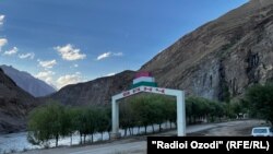 Язгулом як маҳалли дурдасти кӯҳистонӣ дар ноҳияи Ванҷ аст ва солҳои ахир даҳҳо сокини онро бо гуноҳи ифротгароӣ ба зиндон маҳкум кардаанд.
