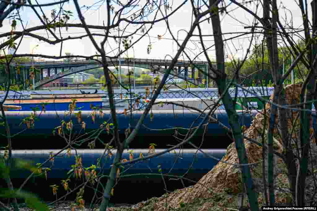 С остановки "Речной техникум" мост просматривается плохо. Мешают заросли клёна и различные сооружения. 