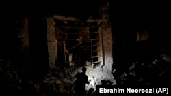 په ګیان ولسوالۍ کې یو کس د جون ۲۲مې پر ماخوستن په یوه ویجاړه ودانۍ کې د خلکو موندلو په لټه دی.