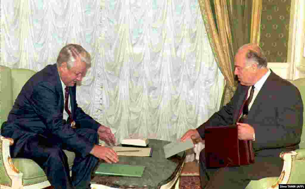 Президент России Борис Ельцин (слева) и премьер-министр России Виктор Черномырдин готовят документы для обсуждения ситуации в Чеченской Республике на заседании правительства в Москве. 27 декабря 1995 года 