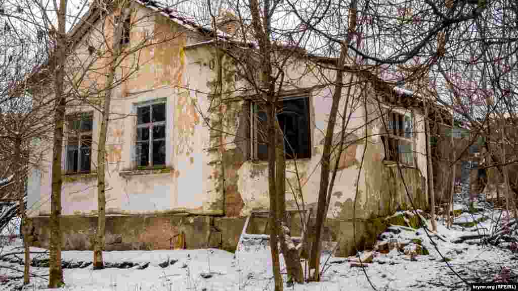 Брошенные и разрушающиеся дома на Нижней улице. В селе Теплое всего две улицы – Нижняя и Верхняя