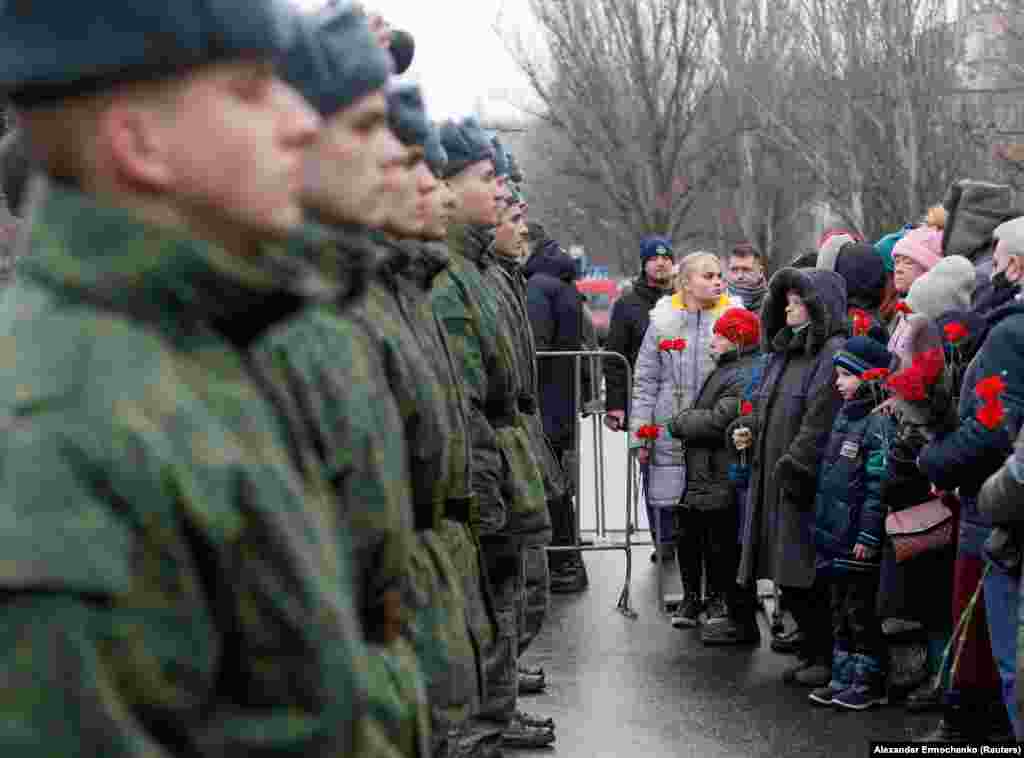 Церемонія вшанування пам’яті жертв обстрілу 22 січня 2015 року тролейбусної зупинки «Донецькгірмаш» у Донецьку. Українська сторона кваліфікує обстріл як терористичний акт і звинувачує у ньому бойовиків угруповання «ДНР», а ті – ЗСУ. Непідконтрольний Донецьк, ОРДЛО. 22 січня 2022 року