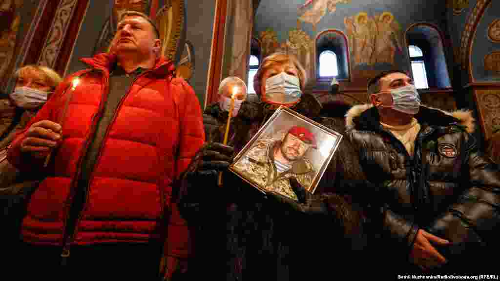 На поминальному богослужінні були присутні військові, родичі та близькі загиблих  