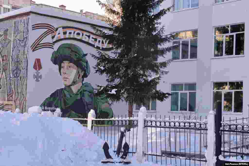 Граффити с изображением погибшего на войне в Украине Арсения Воробьева на территории Уфимского филиала Волжского государственного университета водного транспорта, где он учился