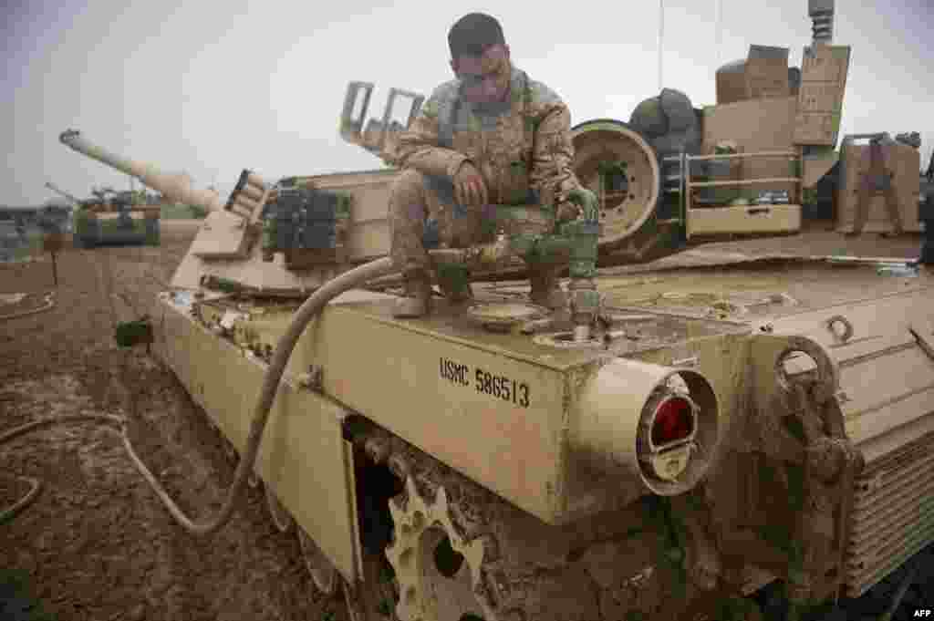Морський піхотинець США заправляє свій танк M1 Abrams на базі FOB Единбург у провінції Гільменд, Афганістан, 2 лютого 2011 року. Нинішній M1A2 Abrams може розвивати максимальну швидкість 72 км/год (на асфальтованих дорогах) і 48 км/год по бездоріжжю. Двигун може використовувати різноманітне пальне, в тому числі реактивне, бензин, дизельне та суднове дизельне  
