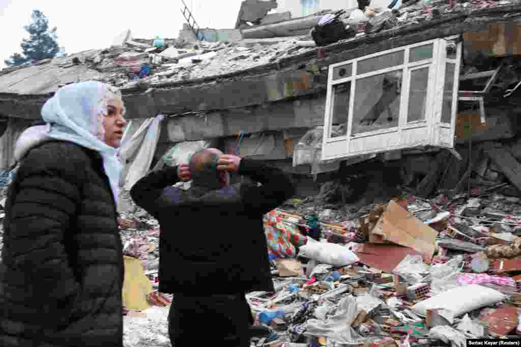 На фото – последствия разрушений в турецком городе Диярбакыр. Здесь во время землетрясения обрушилось восьмиэтажное здание