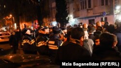 თბილისი. „ნაციონალური მოძრაობის" წევრები მიხეილ სააკაშვილის საქმეზე მიღებულ გადაწყვეტილებას პრემიერ-მინისტრ ირაკლი ღარიბაშვილის სახლთან აპროტესტებენ