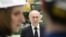 Владимир Путин (в центре) во время общения с рабочими АО "Северо-западный региональный центр концерна ВКО "Алмаз-Антей" - Обуховский завод"