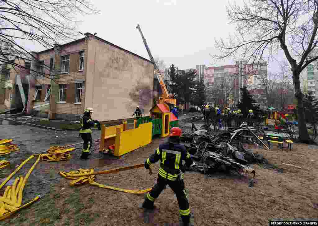 «Пока мы рассматриваем все возможные версии аварии вертолета», – сообщил генпрокурор Украины Андрей Костин в Telegram. По его словам, следствие проводит СБУ. Служба безопасности Украины сообщила об открытии производства и о том, что рассматриваются несколько версий падения вертолета