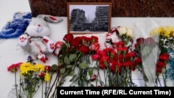 Стихийный мемориал в Москве в память о жертвах российского ракетного удара по жилому дому в Днепре