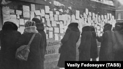 Стена с объявлениями об обмене вещей на продукты, Ленинград, 1942 год
