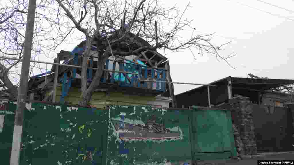 Військовий корабель на воротах, схожий на затонулий російський крейсер «Москва»