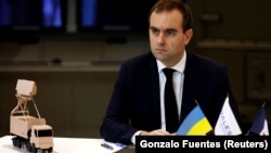 Это заявление Себастьена Лекорню прозвучало на фоне сообщений, что США прекратили делиться с Украиной разведданными