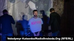 Сцена документальної вистави «Війна близько» російського Театр.DOC