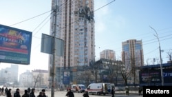 Дом на проспекте Лобановского в Киеве после попадания снаряда, 26 февраля 2022 года