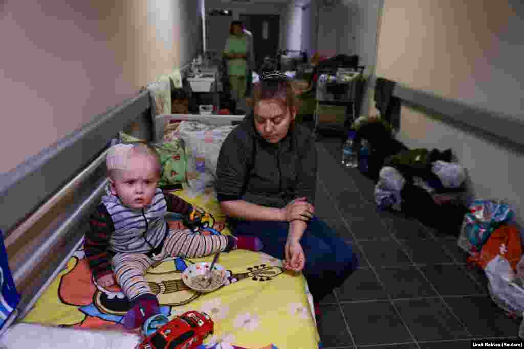 Медсестры, родители и дети-пациенты скрываются в подвале больницы Охмадет 