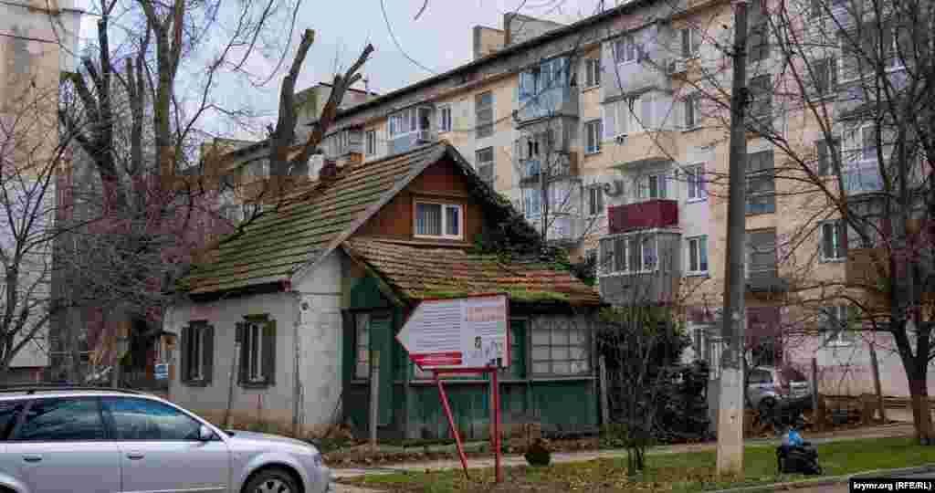 Старый домик под черепицей «зажат» с двух сторон пятиэтажками на улице Бурденко