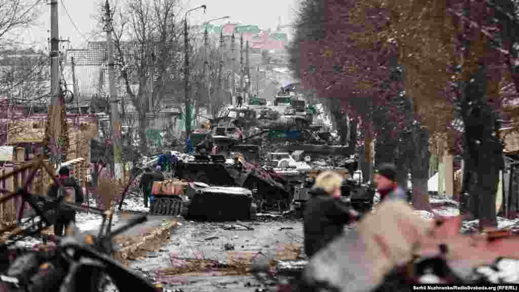 Знищена російська техніка на вулиці Вокзальній у Бучі, фото від 1 березня 2022 року. (Автор: Сергій Нужненко, фотокореспондент Радіо Свобода) Сергій Нужненко написав: «Це одна з перших колон російської армії, яка увійшла в Бучу. Фото було зроблено 1 березня. 3 березня місто окупувала російська армія». «27 лютого я побачив у Telegram відео знищеної колони російської техніки в Бучі. Дізнався від колег про можливі маршрути до міста й 1 березня ми поїхали туди. Всі були розгублені, ніхто не розумів, що відбувається й чого очікувати. Це було за два дні до того, як місто окупували. Я не можу не запитувати себе: чи ті люди, з якими я розмовляв – і яких я закликав евакуюватись і які запевняли мене, що все буде добре – взагалі досі живі». Російські війська не змогли оточити чи захопити Київ, і зрештою вийшли з регіону  