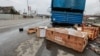 Последствия боя в Буче, в 20 километрах от Киева, февраль 2022 года. Деревянный ящик с надписью "СОБР Кузбасс". СОБР, "Специальный отряд быстрого реагирования" – одно из подразделений Федеральной службы войск национальной гвардии Российской Федерации (Росгвардии)