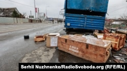 Последствия боя в Буче, в 20 километрах от Киева, февраль 2022 года. Деревянный ящик с надписью "СОБР Кузбасс". СОБР, "Специальный отряд быстрого реагирования" – одно из подразделений Федеральной службы войск национальной гвардии Российской Федерации (Росгвардии)