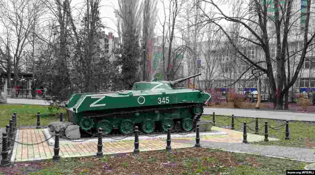 Мемориальная БМД-1 в «десантном» уголке городского парка имени Гагарина обрисована знаками, которыми помечена военная техника, используемая армией России в войне на территории Украины