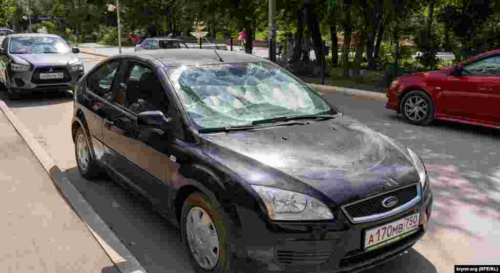 Господар цього «Форду» розповів, що на момент вибухів його авто стояло у металевому гаражі. Але це не вберегло його від пошкоджень. Сам гараж «серйозно сплющило», уточнив чоловік