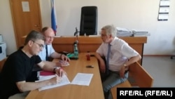 Александр Шишлов (справа) в суде по делу о "дискредитации" ВС РФ