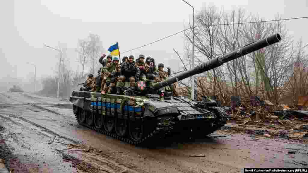 Українські війська бойовим маршем рухаються в бік кордону України, витісняючи російських загарбників. 