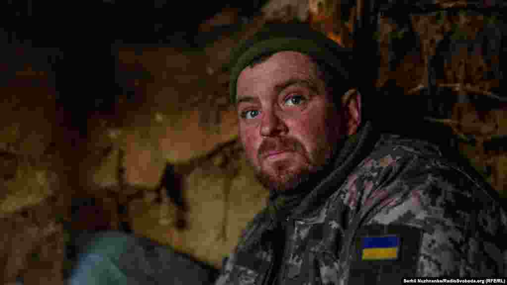 Оборонець Києва із шевроном у формі державного прапора під час відбиття атаки російської армії на столицю а початку широкомасштабного вторгнення. Тетерівське, Київщина 
