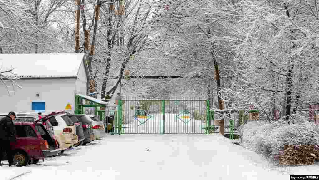 КПП действующего предприятия «Универсал-Авиа». По словам одного из его работников, трудуовому коллективу ничего неизвестно о будущем предприятия
