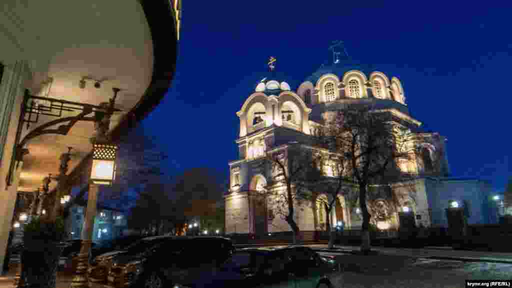 Свято-Николаевский собор возвели в 1898 году в память освобождения города от неприятельских войск во время Крымской войны. Храм построен в византийском стиле с центральным куполом, диаметр которого составляет 18 метров, а вес – 156 тонн