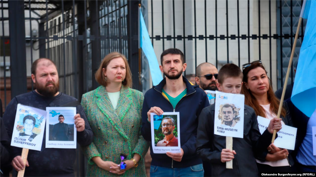 «Ми бачимо, як у Криму фабрикується нова кримінальна справа. Кримінальну справу за фактом диверсій, які самі окупанти, швидше за все, і зробили. Не виключаю, що репресії триватимуть, і ми побачимо новий виток репресій уже щодо представників Меджлісу кримськотатарського народу, з поданням їх у ролі «диверсантів». Вчора правозахисники підписали спільну заяву з приводу викрадення Нарімана Джеляла та інших кримських татар. Нам дуже важливо, щоб міжнародні представники також приєдналися до цієї заяви», – звернулася до присутніх голова Кримської правозахисної групи Ольга Скрипник