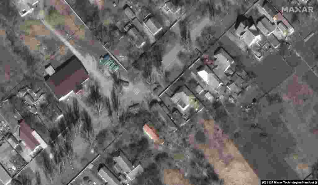 Еще одно изображение военной техники в одном из микрорайонов Мариуполя. Российские войска развертывают свои позиции в городе, где есть гражданское население, 29 марта 2022 года. Satellite image ©2022 Maxar Technologies  