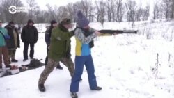 "Девочкам тут место, много профессиональных женщин-военных!" Украинские женщины учатся стрелять "Девочкам тут место, много профессиональных женщин-военных!" Украинские женщины учатся стрелять