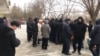 Жаңаөзен әкімдігі алдында наразылық танытып тұрған тұрғындар. Ақпан айы, 20222 жыл.