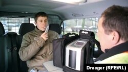 Poliția vrea să-și cumpere laboratoare de verificare a probelor biologice luate de la șoferi pentru ca cei suspecți că au consumat droguri să nu mai stea fără carnet de conducere luni întregi.