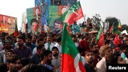 د تحریک انصاف غړو او پلویانو د حکومت ضد لاریون د اکتوبر پر ۲۸مه له لاهوره پیل کړی وو.
