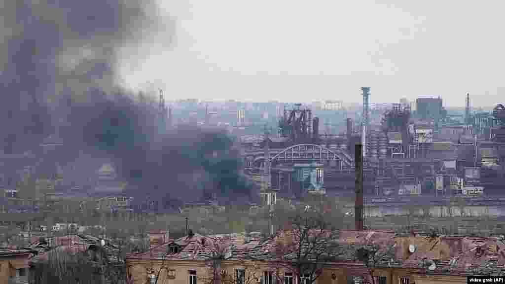 Дым в результате обстрелов российской армией завода «Азовсталь». 3 мая 2022 года Международный комитет «Красного Креста» подтвердил, что несколько десятков мирных жителей покинули завод из-за так называемого «зеленого коридора»