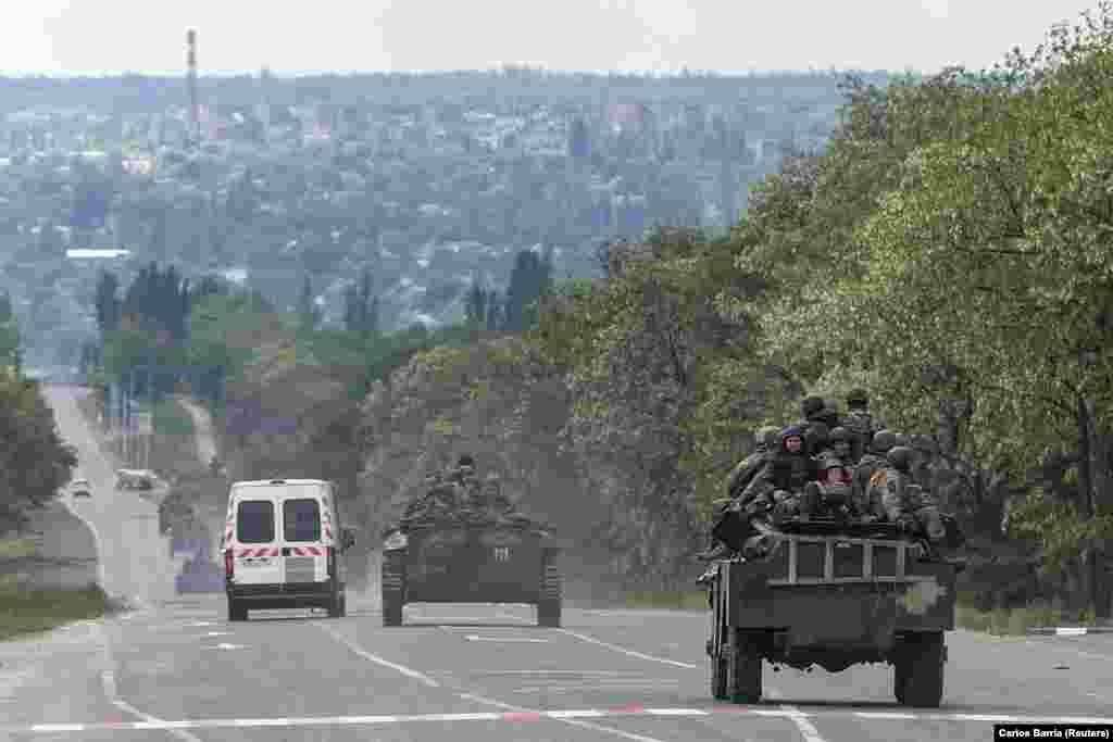 Украинская военная техника с бойцами ВСУ на дороге в Луганской области.  