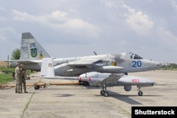 Беспилотный летательный аппарат Bayraktar TB-2 и штурмовик Су-25 на одном из военных аэродромов в Николаевской области