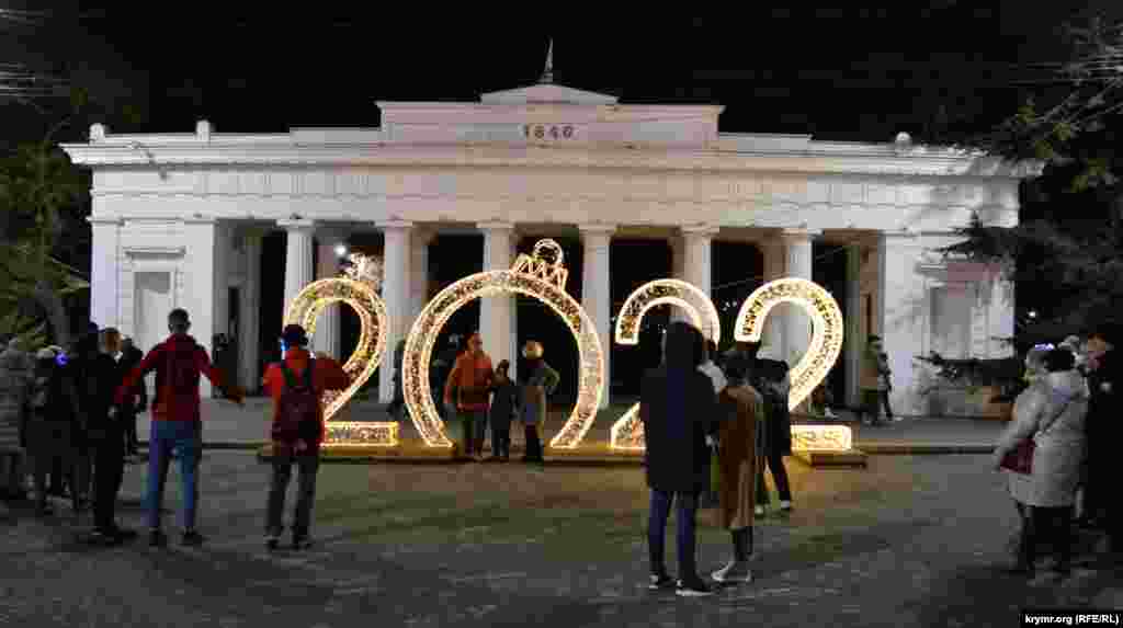 На площади Нахимова у Графской пристани установлены светящиеся цифры «2022», у которых охотно фотографируются люди