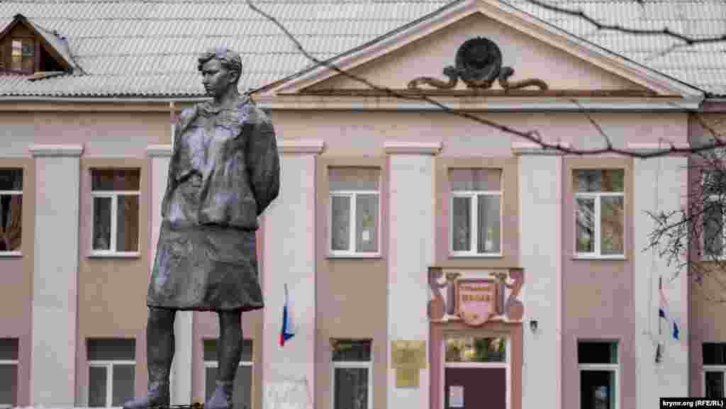 Памятник Зое Космодемьянской перед средней школой №2, которая носит ее имя. Согласно официальной версии СССР, она служила в диверсионно-разведывательной группе штаба советского Западного фронта, заброшенной осенью 1941 года в немецкий тыл. Зоя была схвачена и повешена нацистами. Она – первая женщина, удостоенная звания Героя Советского Союза во Второй мировой войне