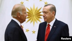 Turkish President Recep Tayyip Erdogan (right) meets with U.S. Vice President Joe Biden at the Presidential Palace in Ankara on August 24.